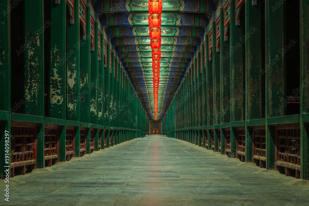 Obraz premium Long Corridor in the Summer Palace at night: Traditional red lanterns illuminating the historic wooden structure for Chinese New Year, Beijing