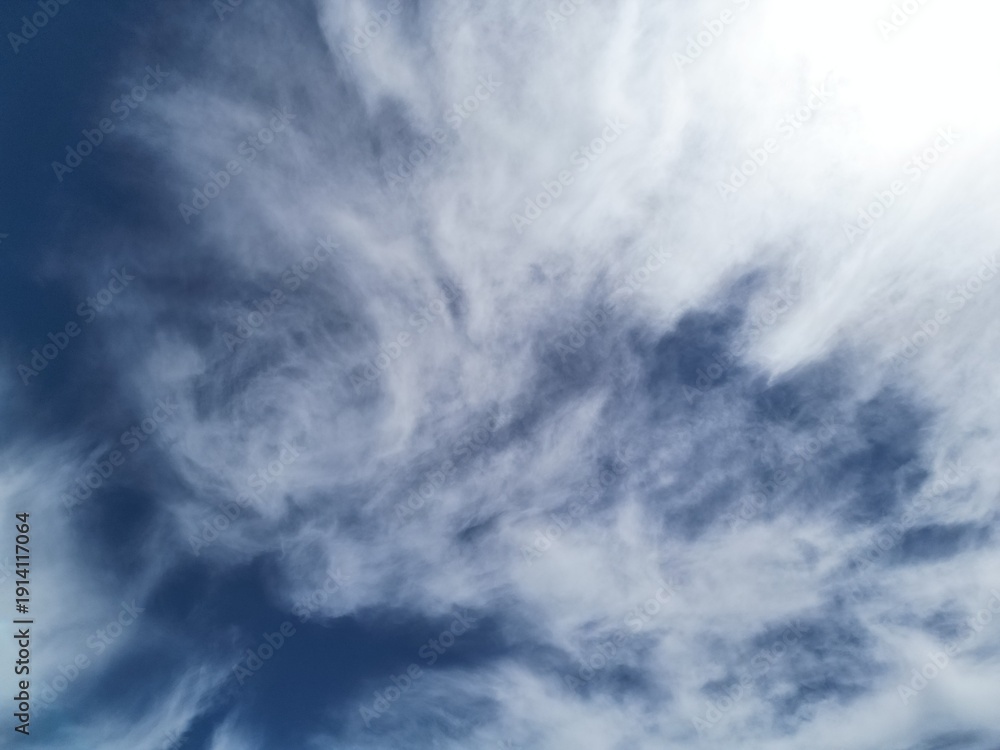 Obraz premium Blue Sky and White Clouds Over Mountains and Forest