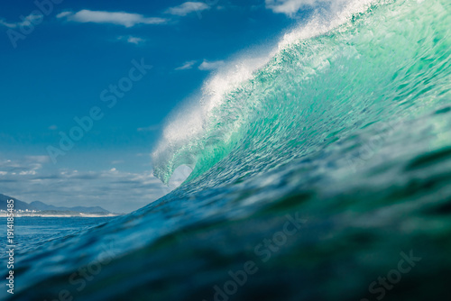 Fototapeta Breaking swell wave and coastal landscape