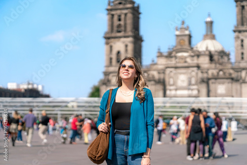 Schilderij op canvas Smiling young Latina walks confidently through the Zocalo of Mexico City, in fro