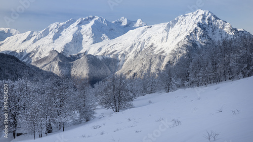 paysage alpin à Vaujany en hiver en Isère en France, Alpes sous la neige, montagnes ,montée sur le col du Sabot, vue sur le Grand Galbert, panorama