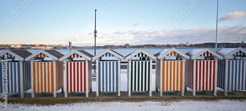 Bunte Badehäuschen an der Ostsee