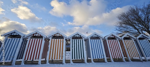 Kleine gestreifte Badehäuschen