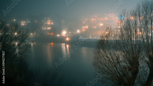 Cuadro en lienzo Foggy River City at Night with Reflections