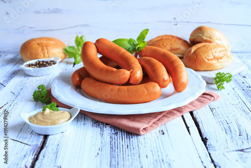 Photos Bockwürstchen mit Brötchen und Senf