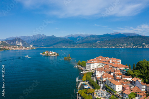 Foto Expansive aerial panorama showcases Isola dei Pescatori and Isola Bella set in t