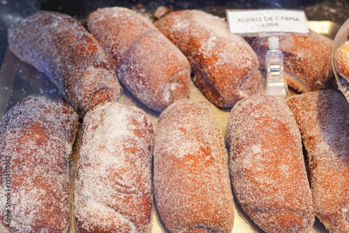 Xuixo de crema, un bollo relleno de crema pastelera típico de Cataluña, España. 