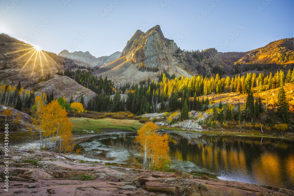 Obraz premium Golden autumn sunrise at Lake Blanche in Wasatch Mountains 