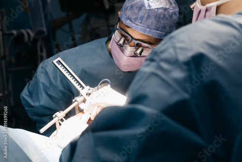 Φωτογραφία Surgical team performing cardiovascular operation with medical tools in sterile hospital setting