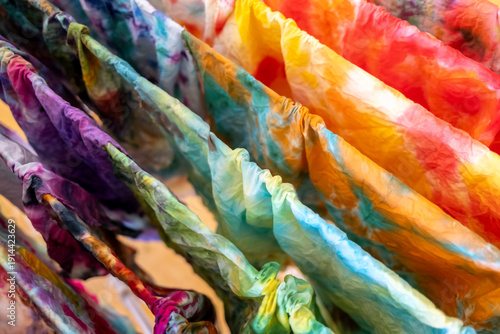 Kolorowe tkaniny, farbowany materiał, farby, kolory