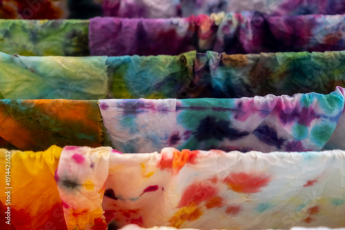 Kolorowe tkaniny, farbowany materiał, farby, kolory