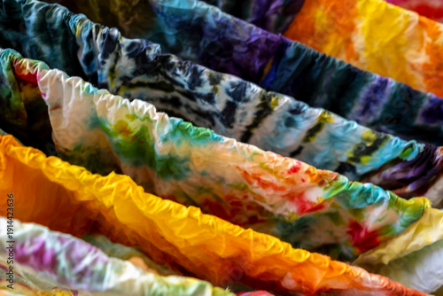 Kolorowe tkaniny, farbowany materiał, farby, kolory