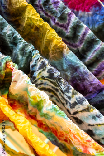 Kolorowe tkaniny, farbowany materiał, farby, kolory