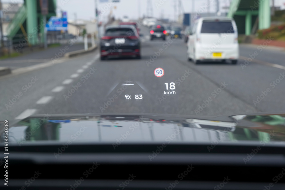 Fototapeta premium フロントガラスに投影されたHUDの運転情報