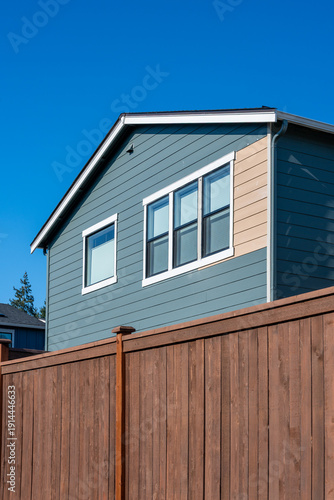 Φωτογραφία Newly built house with section of siding replacement, exterior wall with windows