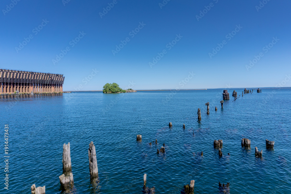 Naklejka premium A body of water with a pier in the background