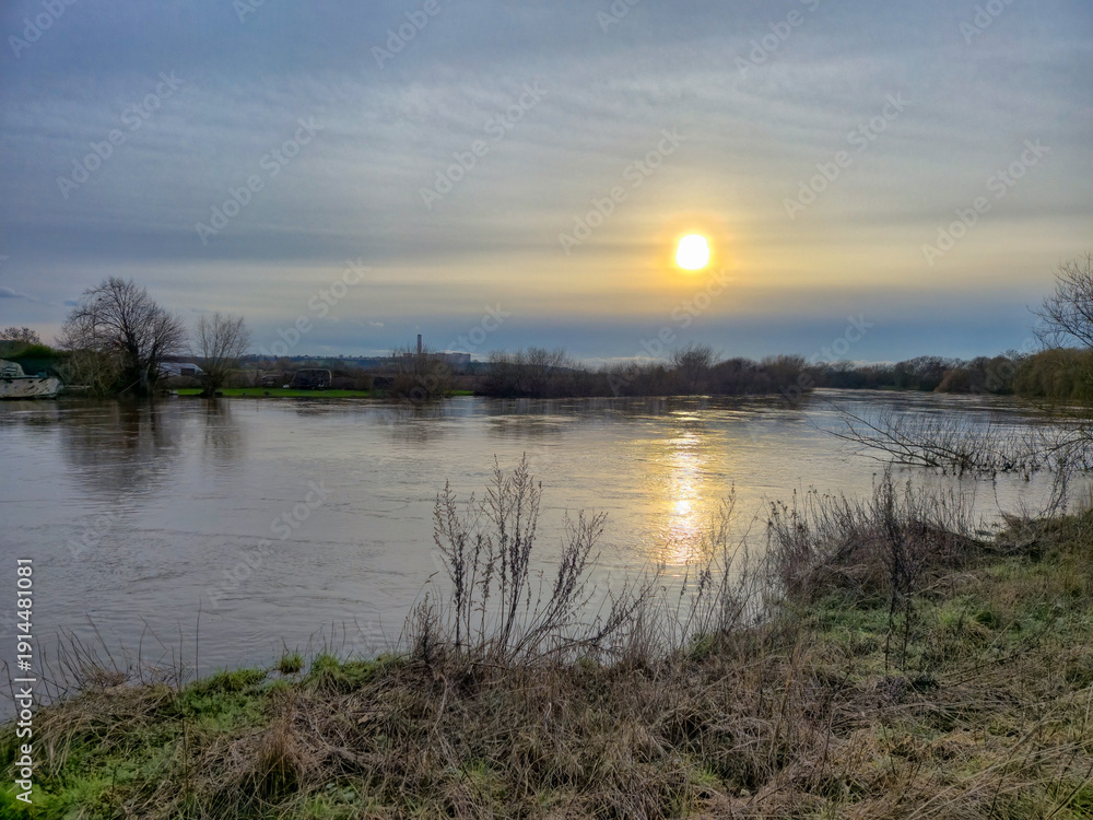 Fototapeta premium A beautiful sunset over the waterlands at the Attenborough Nature Reserve in Nottingham, UK.