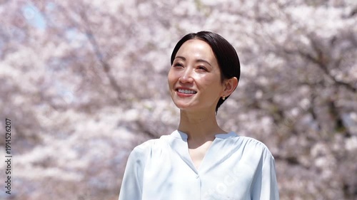 満開の桜と女性　スローモーション