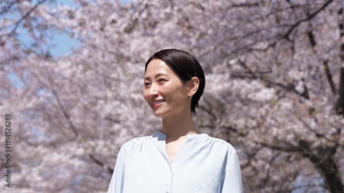 満開の桜と女性　スローモーション