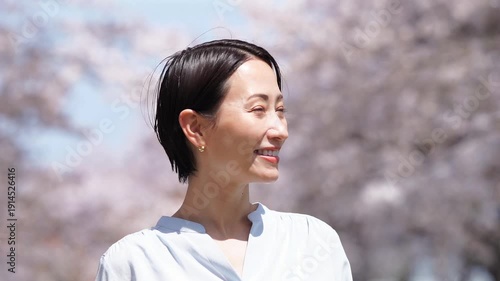 満開の桜と女性　スローモーション