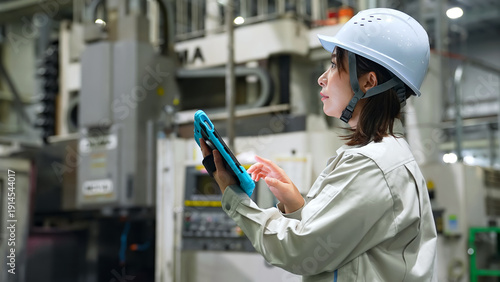 Cuadro en lienzo タブレットを持って工場機械を点検する女性作業員