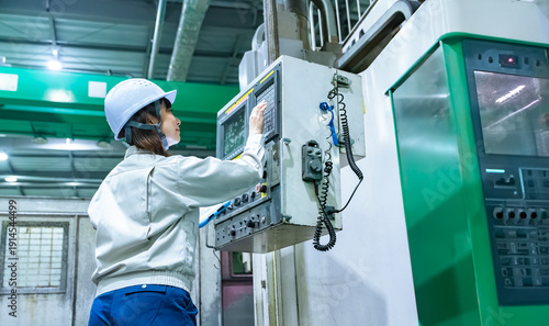 工場、タブレット、DX、操作盤、機械、コントロール、制御、メンテナンス、点検、検査、チェック、確認、修理、女性、日本人、IIoT、ファクトリーオートメーション、スマートファクトリー、リモートコントロール、デジタルトランスフォーメーション IoT、IT、データ、システム、ERP、アプリ、WMS、製造業、産業、工業、モノづくり、メーカー、作業員、エンジニア、人材、仕事、働く、作業服、管理、安全、保守、