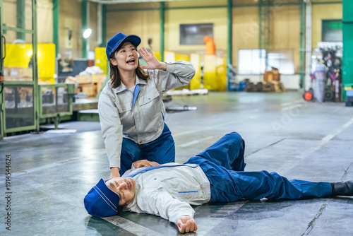 労災、工場、シニア、倒れる、労働災害、事故、転倒、落下、救護、救急、救命措置、サポート、作業員、SOS、日本人、同僚、仕事、女性、男性、職場、人材、作業服、ミドルエイジ、心臓発作、心筋梗塞、脳梗塞、脳内出血、熱中症、事件、応援、製造業、産業、工業、エンジニア、工員、従業員、スタッフ、労働者、職人、働く、現場、中小企業、助けを呼ぶ、保険、業務、労務、意識不明、心肺停止、ヒヤリハット、人物