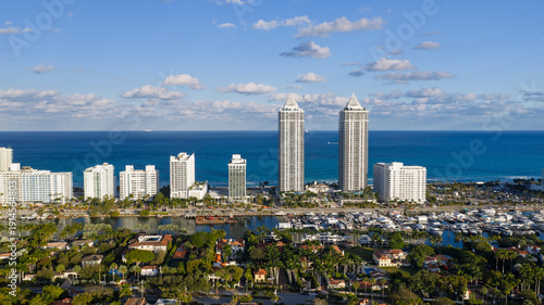 Foto Miami beach waterfront with atlantic ocean, luxury condominiums, and marina