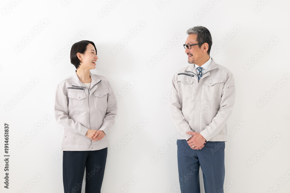 Fototapeta premium 作業服を着た男女