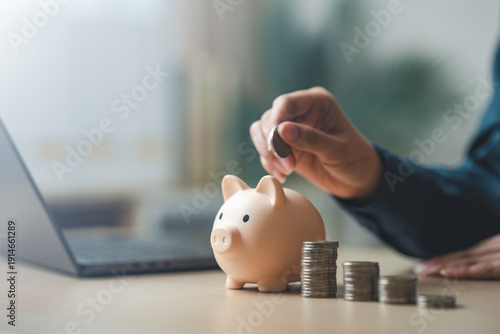 Foto Personal finance and savings concept with piggy bank and coin stacks, representing budget planning, financial goals, monthly savings, and long-term money management for a secure future