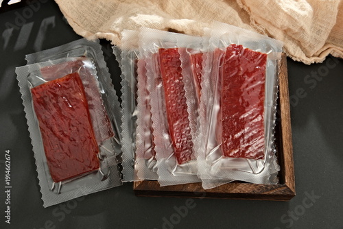 Foto Vacuum packaged pork jerky snacks