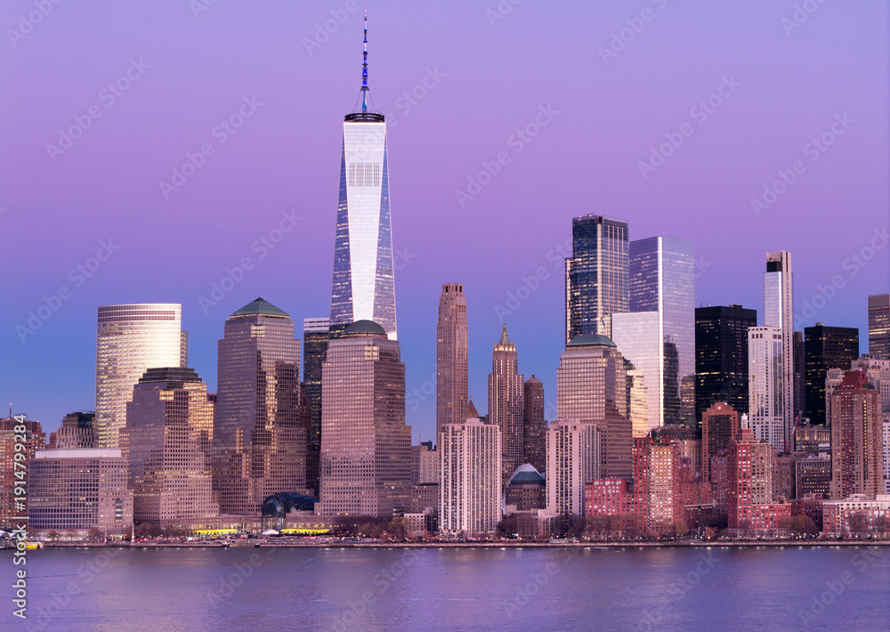 Obraz premium Manhattan skyline at dusk. New York City skyscrapers panorama. Manhattan panoramic skyline. New York City skyline background. Manhattan skyscrapers over New York. New York skyline panorama.