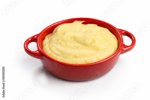 Purée de pommes de terre maison dans un plat rouge, accompagnement traditionnel de cuisine française sur fond blanc