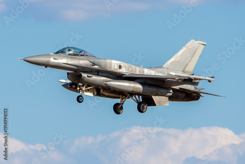 Photos Avión militar con depósitos conformables