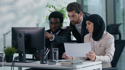 Foto Multicultural business colleagues teamwork in office multiracial three co-worker