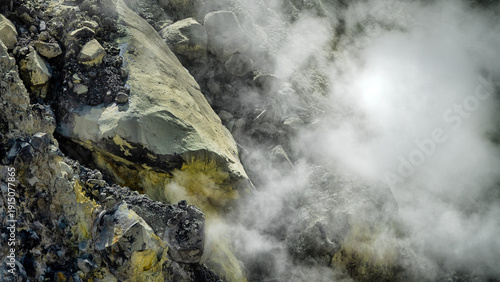 Tableau sur toile A volcano crater with an acid lake (explosion lake) and steaming fumaroles and hot springs