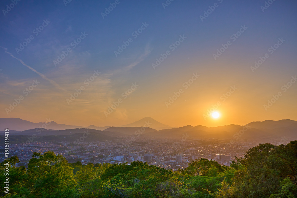 Naklejka premium 神奈川県秦野市の権現山からの夕景(秦野市街,富士山など)