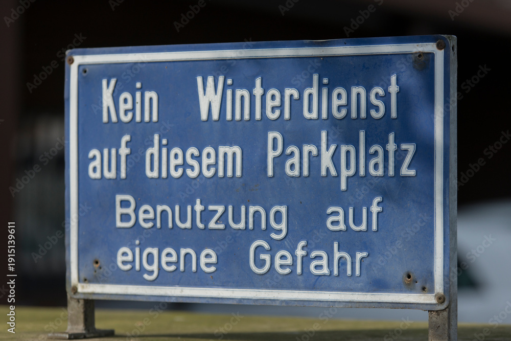 Fototapeta premium Kein Winterdienst. Hinweisschild