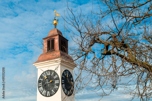 Fotografia Clock Tower, famous historic landmark on Petrovaradin fortress in Novi Sad