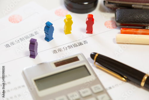 Tableau sur toile 遺産分割協議書と木製ミニチュアの人々、計算機、ペン、印鑑　財産分与 相続 お金イメージ