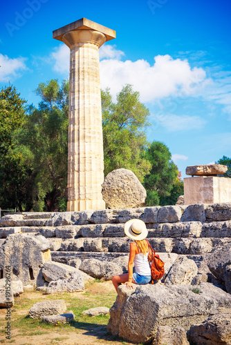Foto Traveler woman in Greece, ancient city, ruin, temple and column
