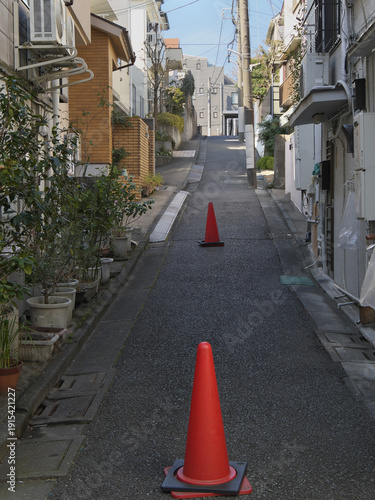 住宅街の路地と赤いカラーコーン