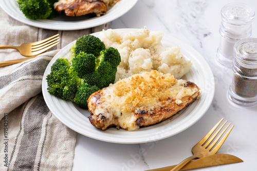 Quadro su tela Crusted chicken breast with broccoli and mashed potatoes
