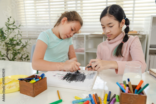 Foto Children, art, education, drawing, teamwork, two girls creating black pastel texture on canvas at bright classroom desk, creative learning session, friendship bonding, homeschool craft practice