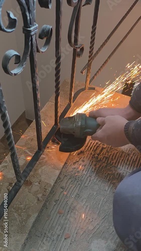 Handwerker beim Schweißen oder Flexen eines Geländers