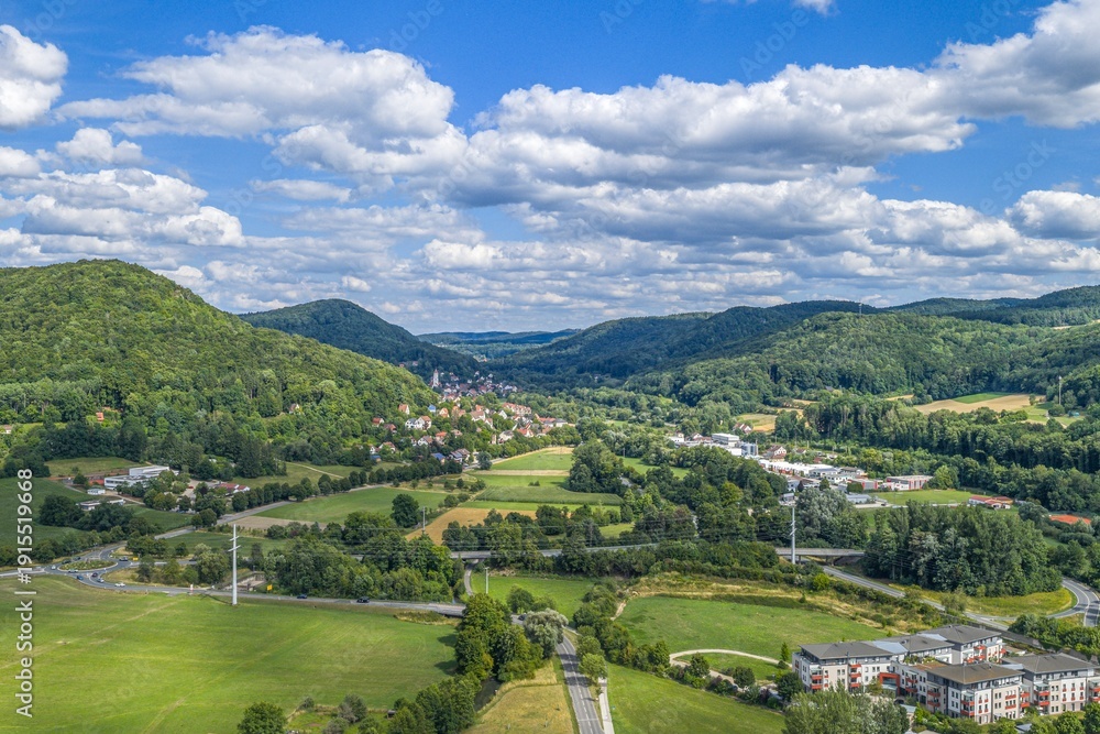 Fototapeta premium Das Pegnitztal bei Pommelsbrunn-Hohenstadt in der Hersbrucker Alb aus der Vogelperspektive