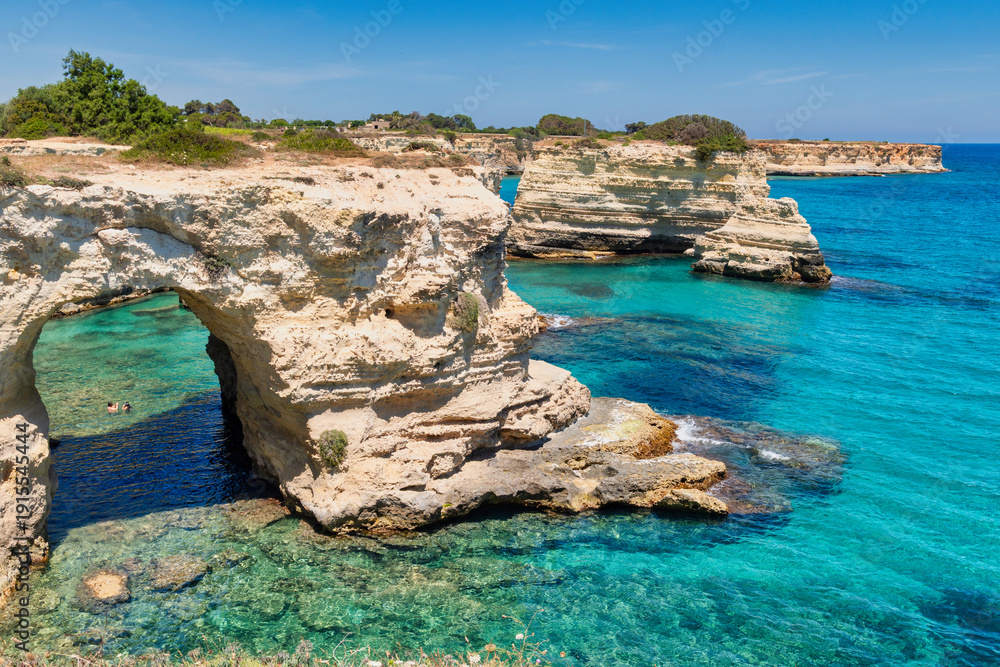 Ταπετσαρία L'arco naturale di Sant'Andrea e le scogliere bianche del Salento nel Mar Adriat