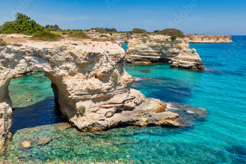 L'arco naturale di Sant'Andrea e le scogliere bianche del Salento nel Mar Adriatico - Faraglioni di Sant'Andrea, Melendugno, Puglia, italia