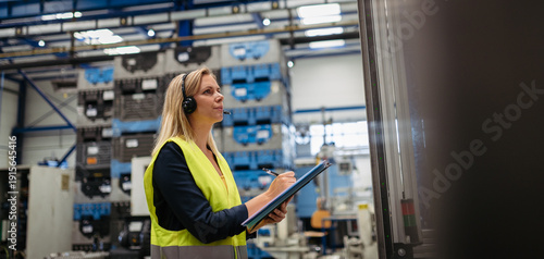 Canvastavla Female factory supervisor checking products in industrial production hall