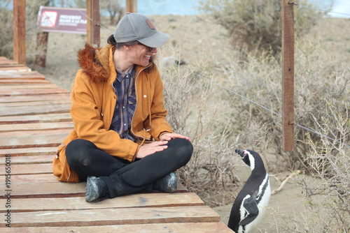 Turista ao lado de pinguim de Magalhães, na Patagônia Argentina. Foto tirada no Parque Nacional Monte Leon